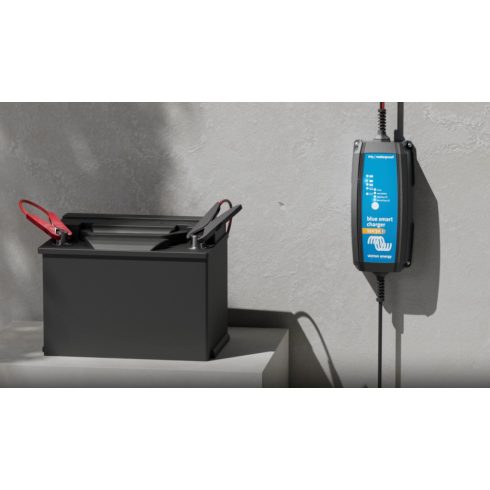 Okos akkumulátor töltő Victron Energy Blue Smart 24V 16A BPC241647002